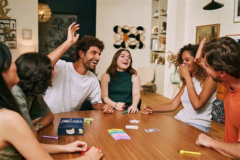 Just One! A Cooperative Party Game Where Laughter and Deduction Collide!