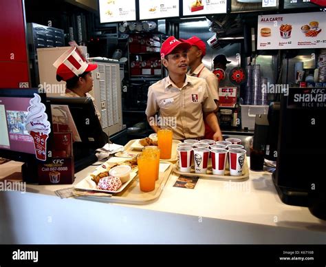 What is a Crew Member Fast Food: A Dive into the World of Culinary Chaos